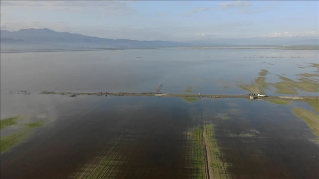 Binlerce dönüm tarım arazisi su altında kaldı